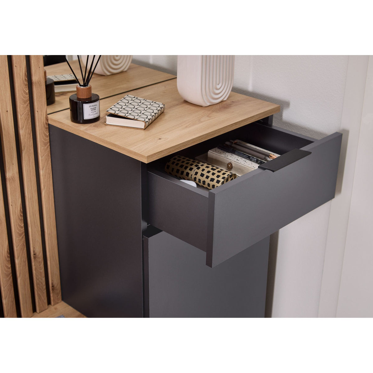 Kompaktgarderobe Simple mit Spiegel – Restposten – Refurned